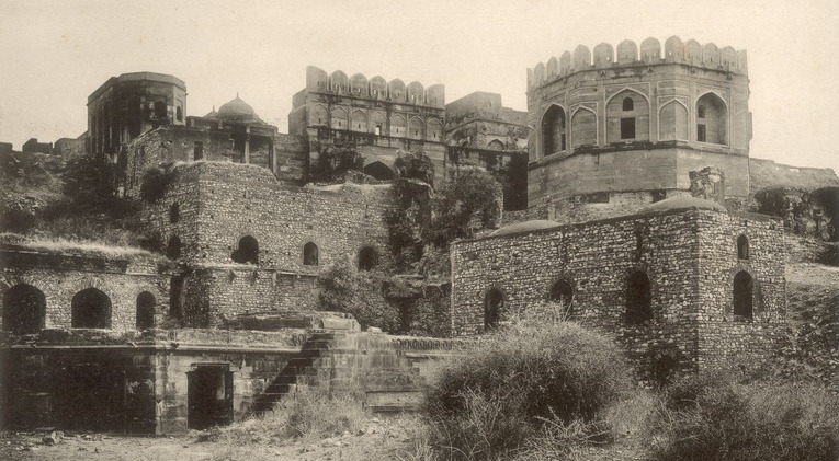 https://commons.wikimedia.org/wiki/File:KITLV_377939_-_Clifton_and_Co._-_The_deserted_city_of_Fatehpur_Sikri_in_northern_India_-_Around_1890.tif